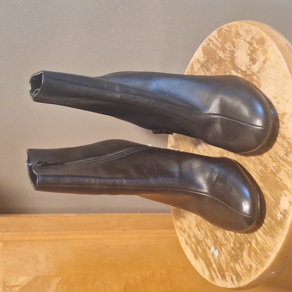 Ivanka Trump Black Leather bootie - Picture 2 of 7